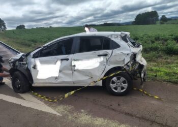 Colisão entre carro e caminhão é registrada na BR-470 em Campos Novos