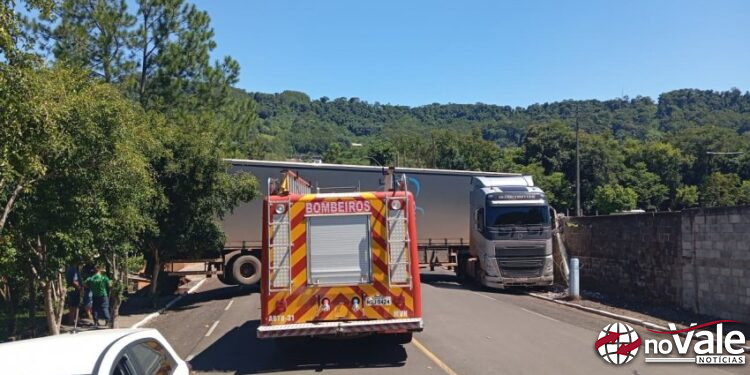 Bombeiros conseguem reanimar motorista após acidente em Mondaí