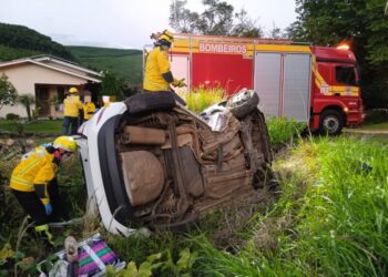 Atualizada: Mulher morre após carro colidir em ponto de ônibus no interior de Jaborá