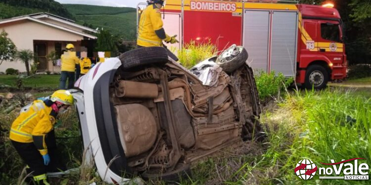 Atualizada: Mulher morre após carro colidir em ponto de ônibus no interior de Jaborá