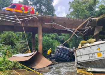Carreta cai de ponte e motorista é resgatado em estado grave na SC-157