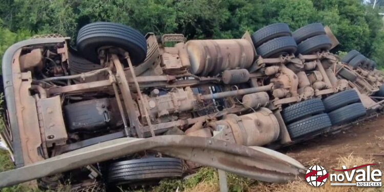 Motorista fica preso às ferragens após carreta tombar fora da pista na BR-282