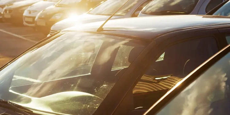Criança de 5 anos é intubada após ser esquecida em carro sob sol em SC