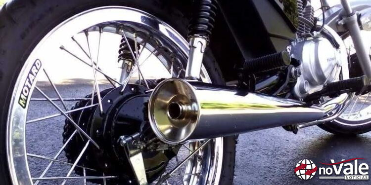 Motocicleta com escapamento irregular é apreendida em Ouro