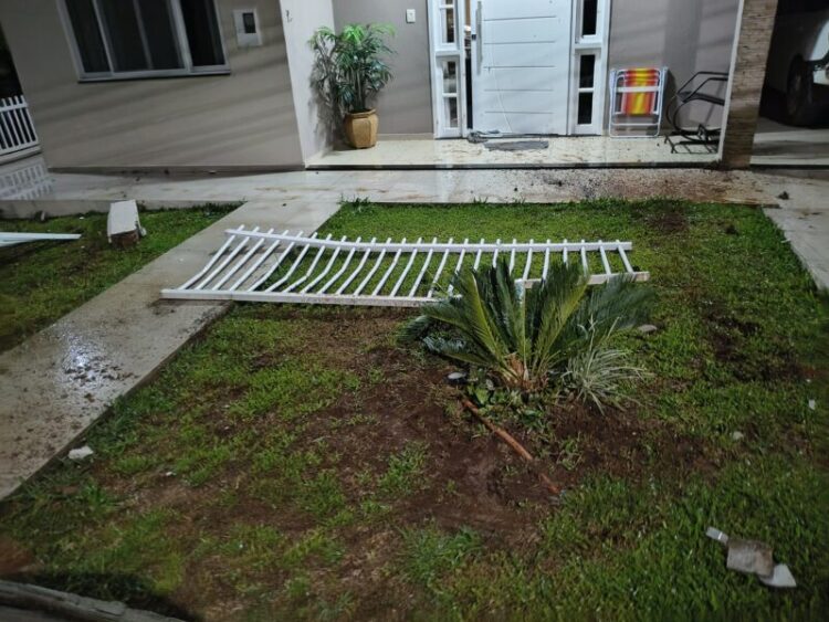 Picape perde controle em subida, desce e colide contra muro e grade de residência em Capinzal