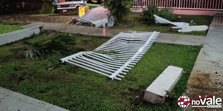 Picape perde controle em subida, desce e colide contra muro e grade de residência em Capinzal