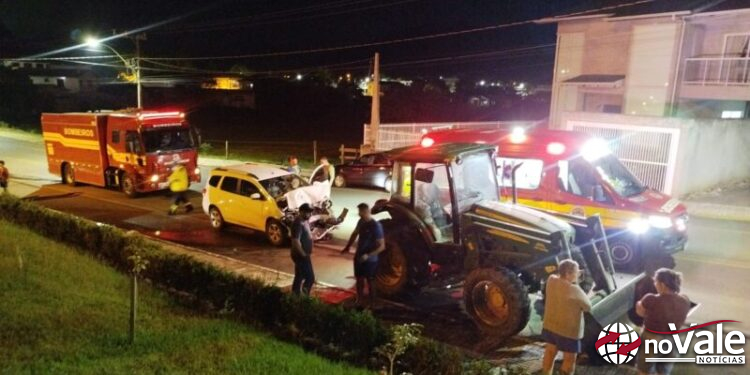 Carro colide contra trator estacionado no Centro de Ibiam e mobiliza bombeiros