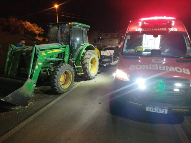 Carro colide contra trator estacionado no Centro de Ibiam e mobiliza bombeiros