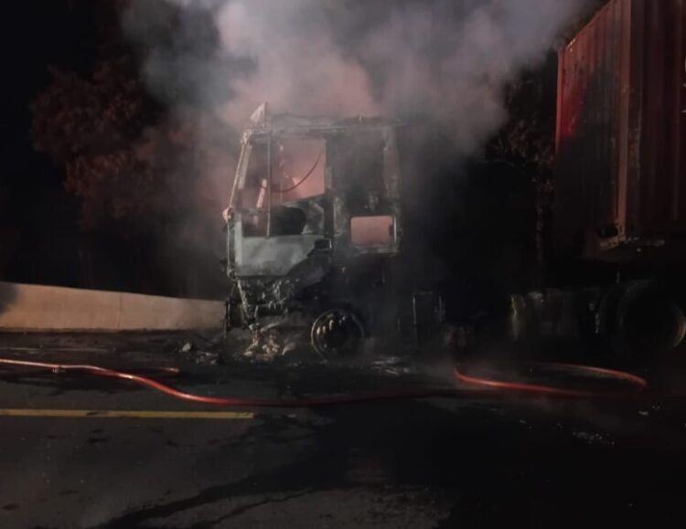 Carreta é consumida pelo fogo na BR-470 em Curitibanos