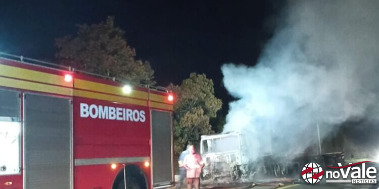 Carreta é consumida pelo fogo na BR-470 em Curitibanos