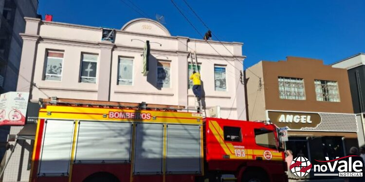 Bombeiros resgatam trabalhador que ficou preso em telhado de prédio em Capinzal