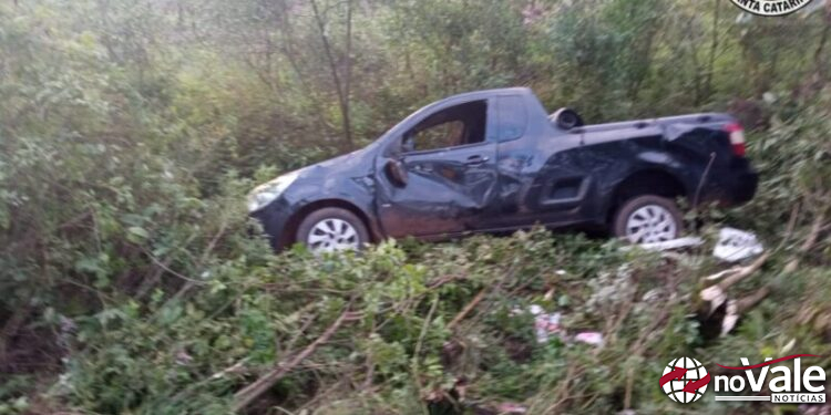 Motorista fica ferido após capotamento na SC-135