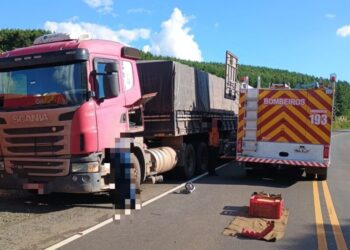 Trabalhador morre após ser esmagado por cabine de caminhão durante manutenção em SC