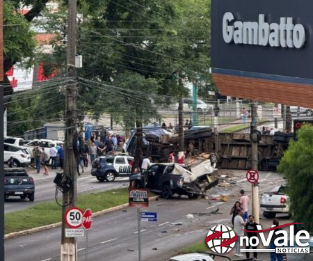 Motorista é indiciado por tentativa de homicídio após carreta provocar engavetamento em Chapecó