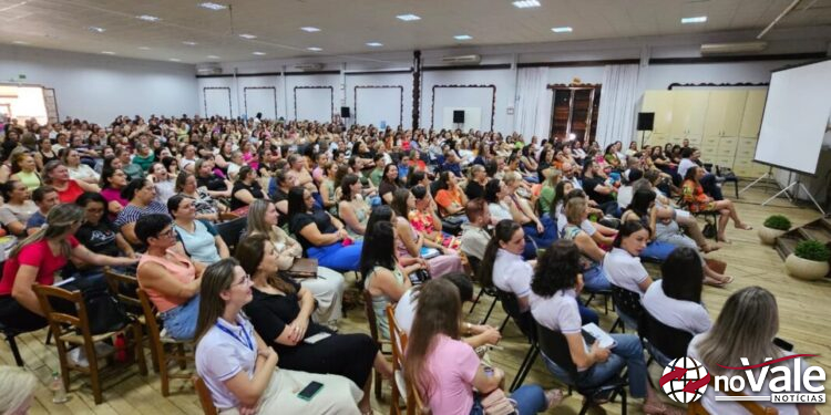 Cerca de 600 servidores da educação municipal de Capinzal participam de encontro de formação