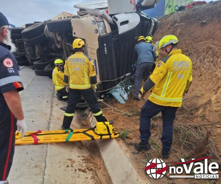 Caminhão tomba na SC-477 e deixa motorista ferido