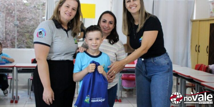 Zortéa inicia ano letivo com entrega de kits de material escolar a alunos da rede municipal