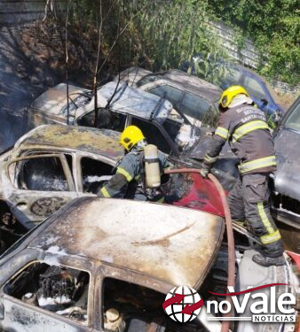Incêndio consome sete carcaças em depósito de veículos em Campos Novos