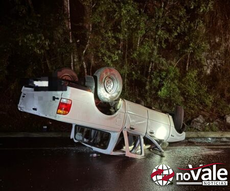Capotamento de caminhonete deixa idoso ferido em Ibicaré