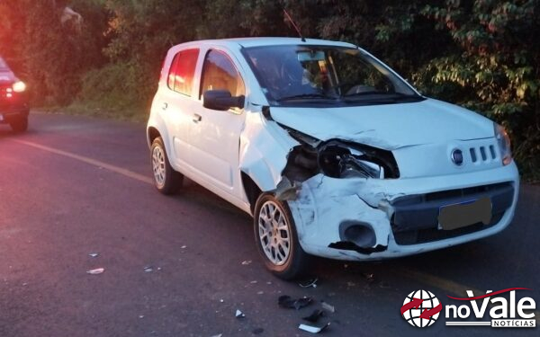 Jovem fica ferido após colisão entre moto e carro em Pinheiro Preto