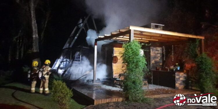 Incêndio destrói cabana em Salto Veloso; casal consegue escapar sem ferimentos