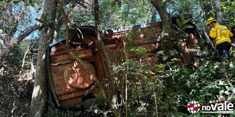 Idoso cai com veículo em ribanceira de 7 metros no interior de São Domingos