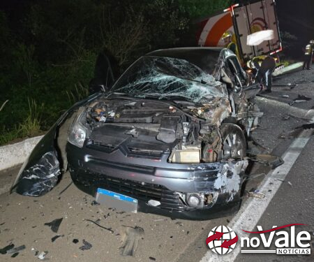 Colisão frontal entre carro e caminhão deixa dois feridos na BR-282, em Xaxim