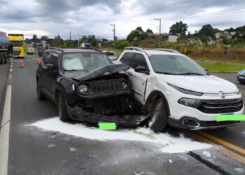 Casal levemente ferido em colisão entre dois carros em Ponte Serrada