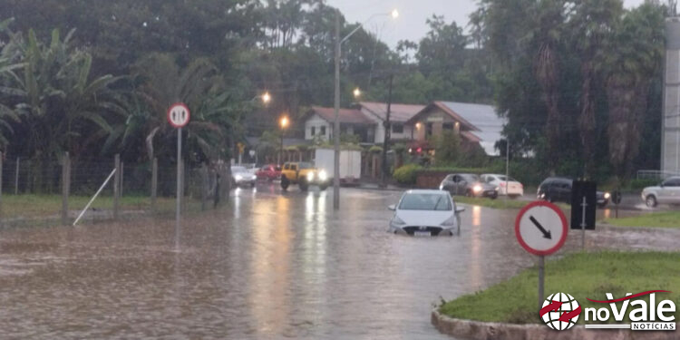 Chuva intensa provoca alagamentos em SC