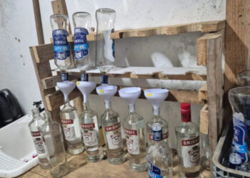 PM fecha “fábrica” de bebidas adulteradas em Florianópolis