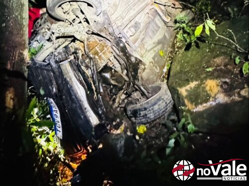 Carro despenca em ribanceira de 50 metros entre Ipumirim e Arabutã e deixa quatro feridos