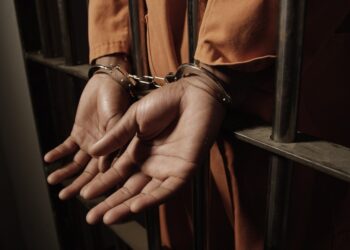 Homem é preso por descumprir medida protetiva ao ameaçar divulgar fotos íntimas da ex-companheira