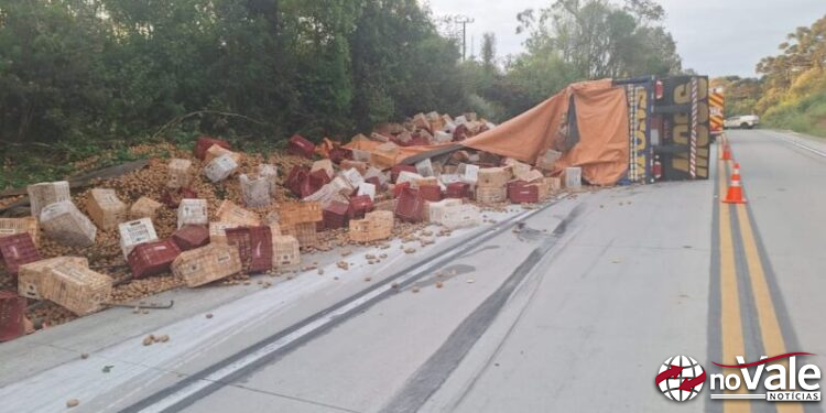 Motorista morre ao tombar carreta carregada de batata na SC-477