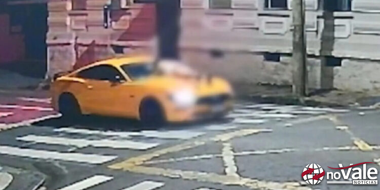 Motorista é flagrado dirigindo com mulher agarrada no capô