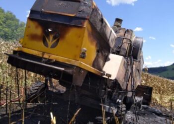 Dificuldade no agro: Colheitadeira é consumida por incêndio no Oeste