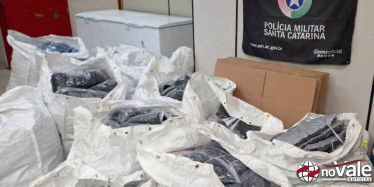 Mais de 500 peças de roupa são apreendidas com passageiro em ônibus abordado na BR-163