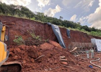 Bombeiros socorrem três trabalhadores soterrados em obra em Joaçaba