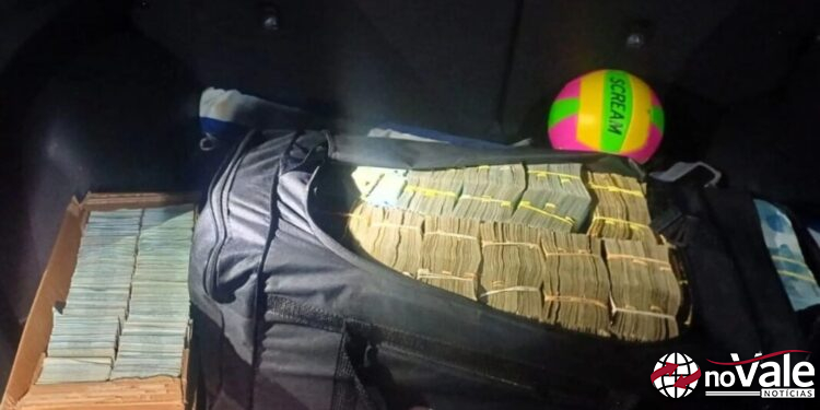 Forte cheiro faz PRF encontrar R$ 2 milhões escondidos no porta-malas em SC