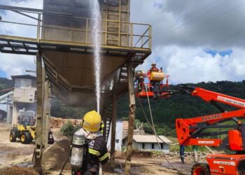 Bombeiros utilizam 100 mil litros de água para combater incêndio em depósito de maravalhas em Vargeão
