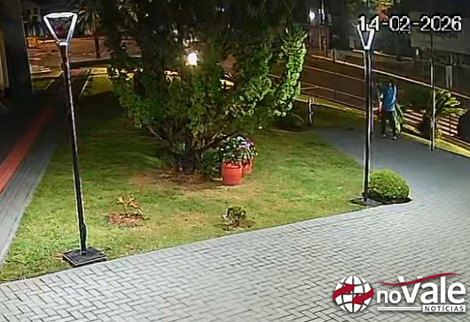 Bandeira de Xanxerê é furtada de mastro em frente à Prefeitura.