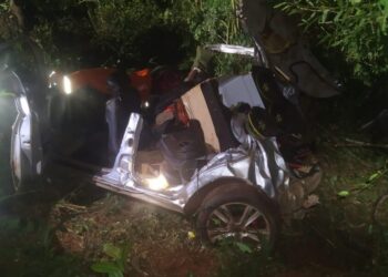 Homens são socorridos em estado grave após veículo capotar em ribanceira