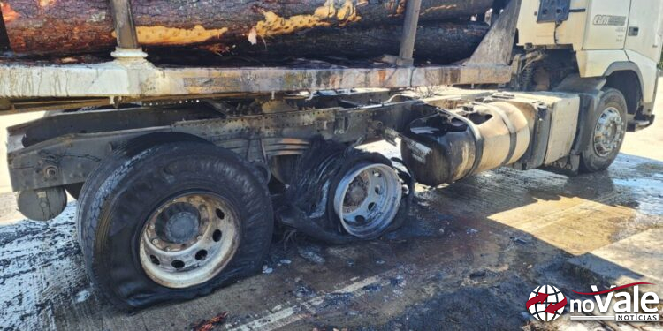 Motorista fica ferido após pneu de carreta estourar na SC-114