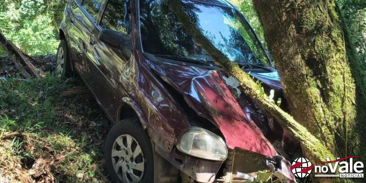 Idosa é socorrida após sair da pista e colidir veículo contra árvores em Capinzal