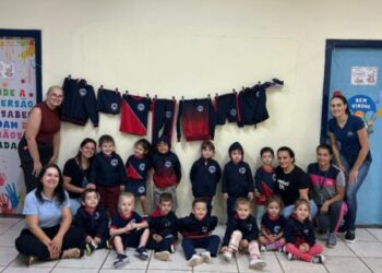 Piratuba: Prefeitura realiza entrega de kits completos de uniformes escolares para alunos da rede municipal