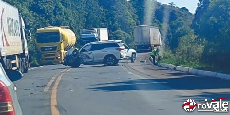 Colisão grave envolve caminhão, carreta e caminhonete entre Irani e Campina da Alegria