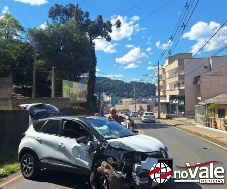 Idosa fica ferida após carro colidir contra poste em Joaçaba