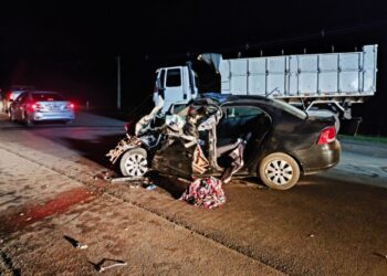 Carro fica destruído após colisão frontal com caminhão e deixa quatro feridos na SC-350