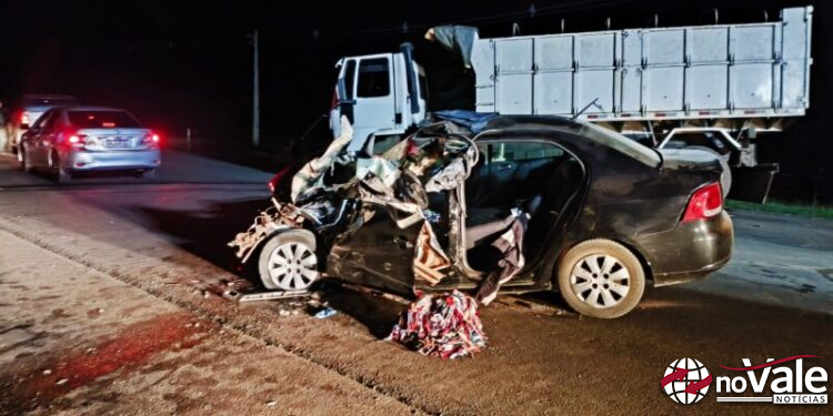 Carro fica destruído após colisão frontal com caminhão e deixa quatro feridos na SC-350
