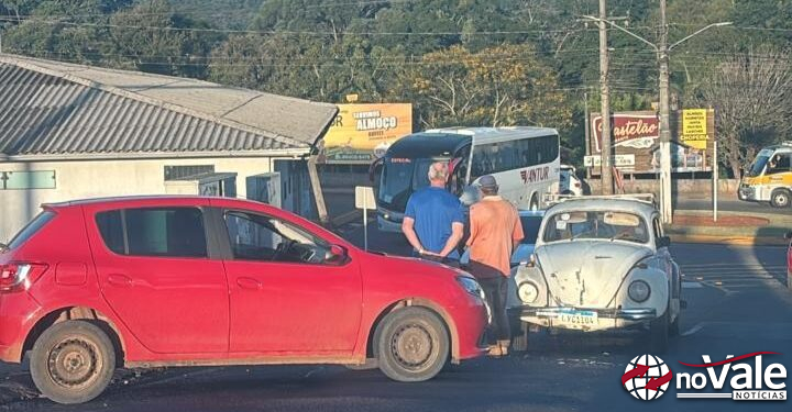 Colisão entre carros é registrada no acesso à Vila 7 de Julho