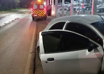 Condutor abandona veículo após bater em portão de concessionária em Capinzal